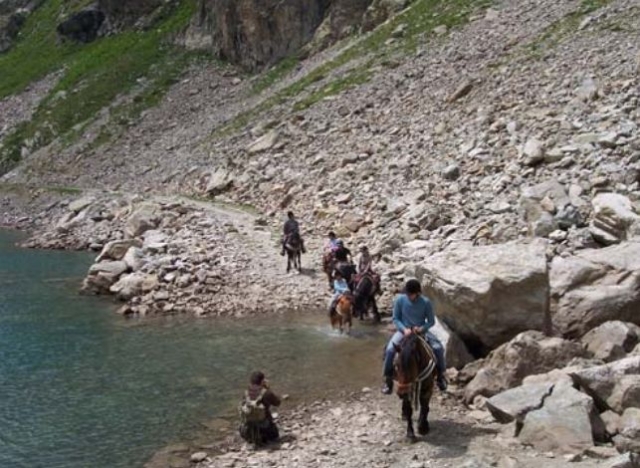 Llegada al lago con los caballos 
